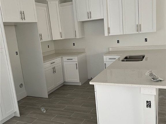 4th image of 527 Harry Thayer Ave S