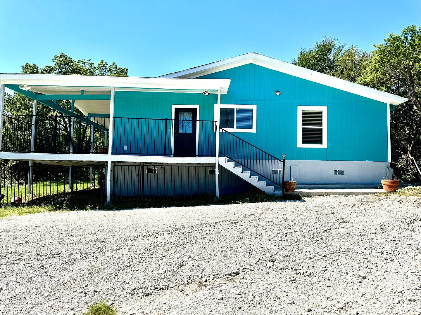 4 Bedroom Home with plenty of parking — Photo 2
