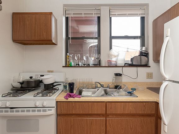 2nd image of 3615 N Paulina St APT 1B