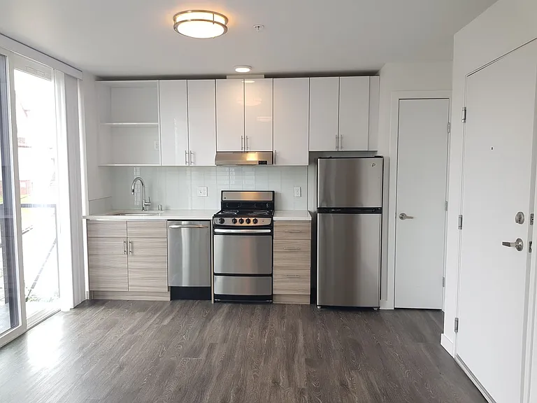 Hamilton- Your Bright, Modern City Home! — Photo 22