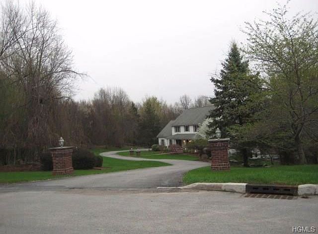 1st image of 33 Woodcrest Ln