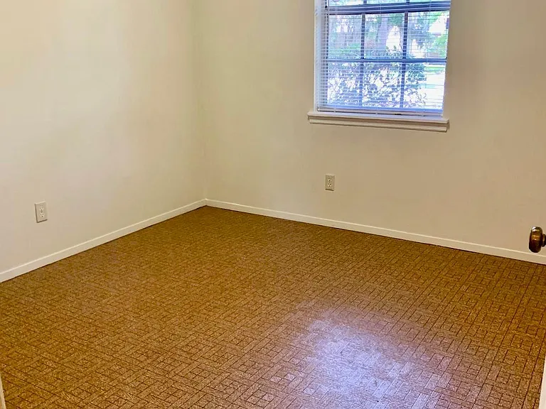 431 Edgewater Rd — Photo 10