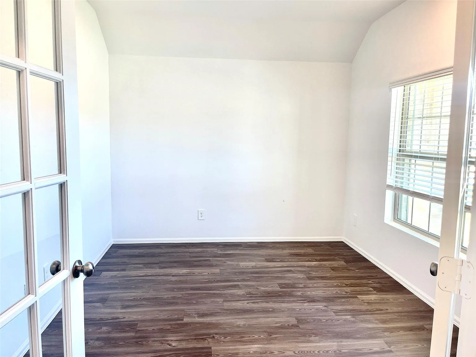 4 bed, 2.0 bath, 1932 sqft, $1,998 — Photo 3