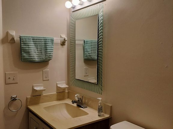 5th image of 137 Blue Heron Dr APT A