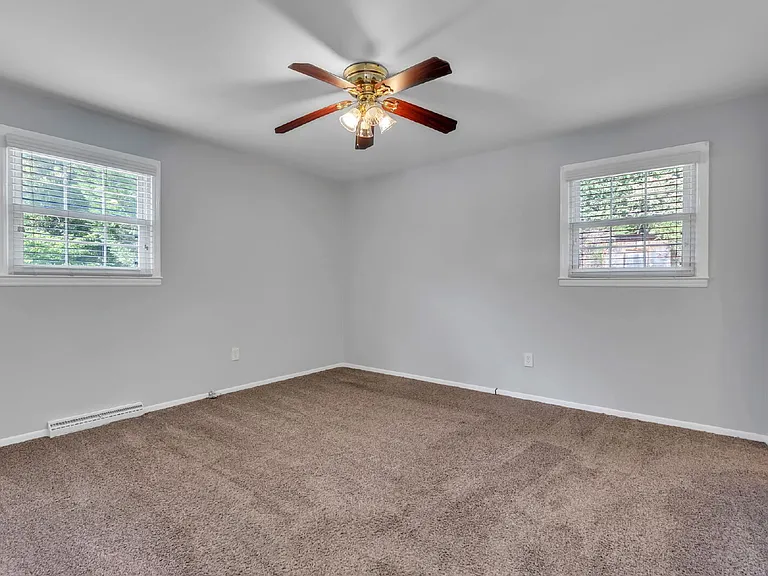 4 Dickens Ln — Photo 17