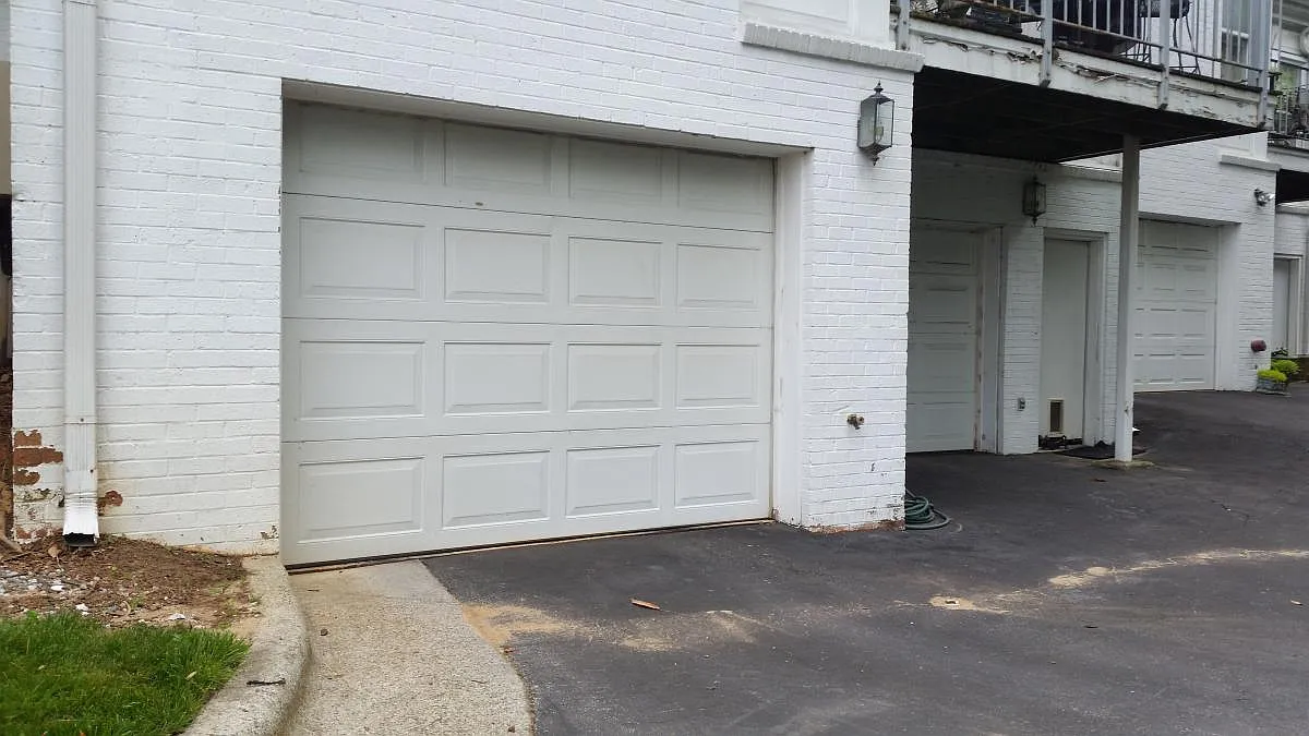 3 bed, 3.5 bath, 2900 sqft, $2,700 — Photo 2