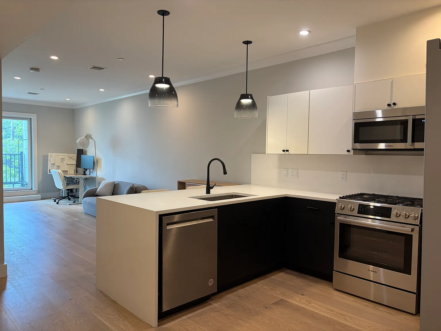 1 bed, 742 sqft, $3,350 — Photo 3