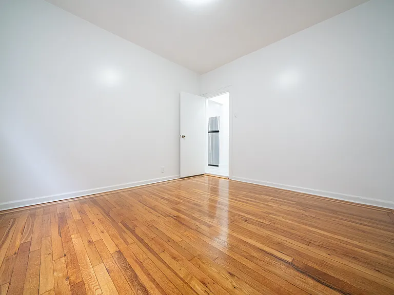 1060 Rhinelander Ave #1R — Photo 3