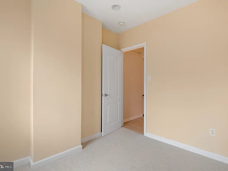 1123 W Lombard St — Photo 25