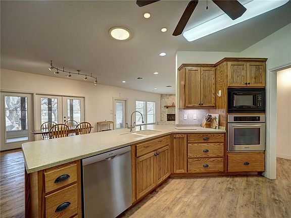 4th image of 950 W Johnson Ave