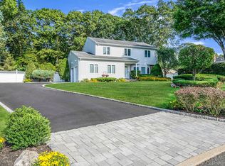 9 Lorraine Ct, Smithtown, NY 11787