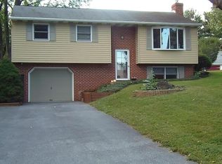 9 Country Ln, Millersville, PA 17551