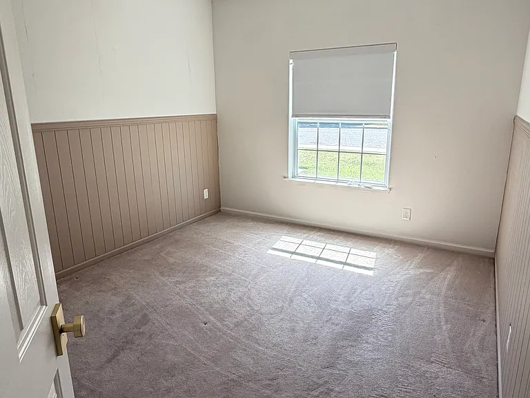 1555 Taylor Ln — Photo 5