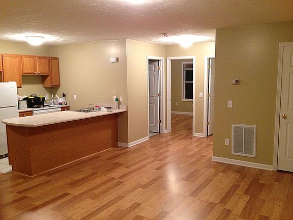 5th image of 107 Hickory Dr #105