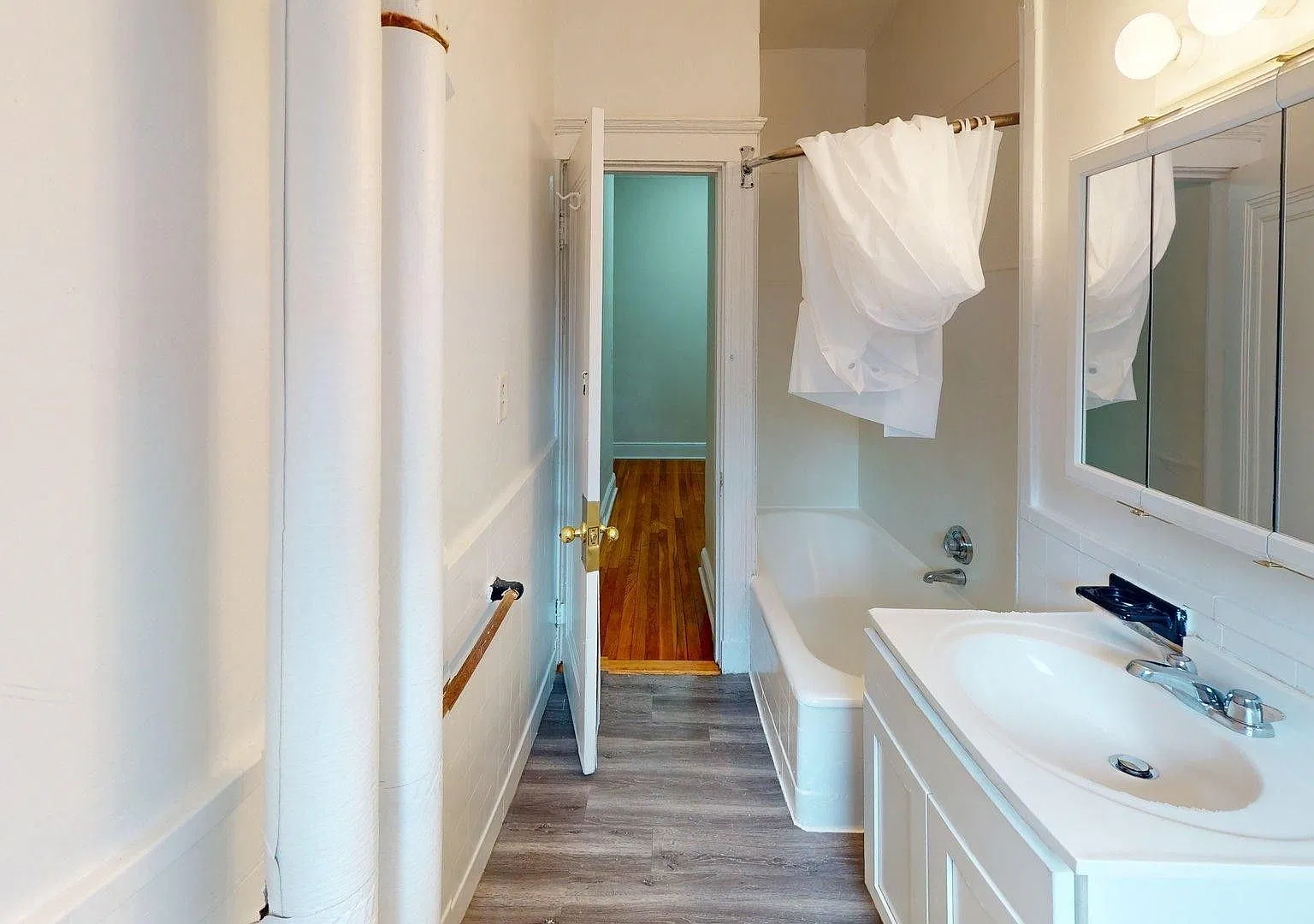 Charming 2 Bedroom-No Broker Fee — Photo 4