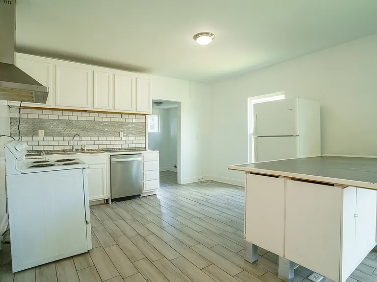 1402 Avenue E — Photo 14