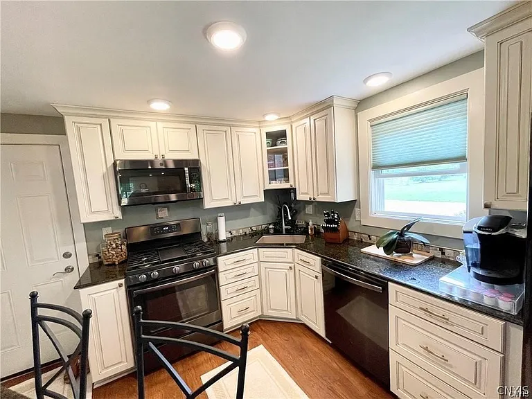 8423 Bubbling Springs Dr — Photo 5