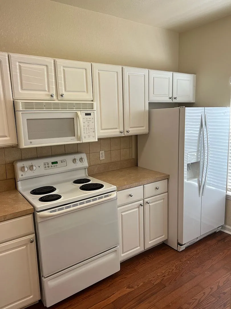 2 bedroom 2 1/2 bath in NW Magnolia Place — Photo 3
