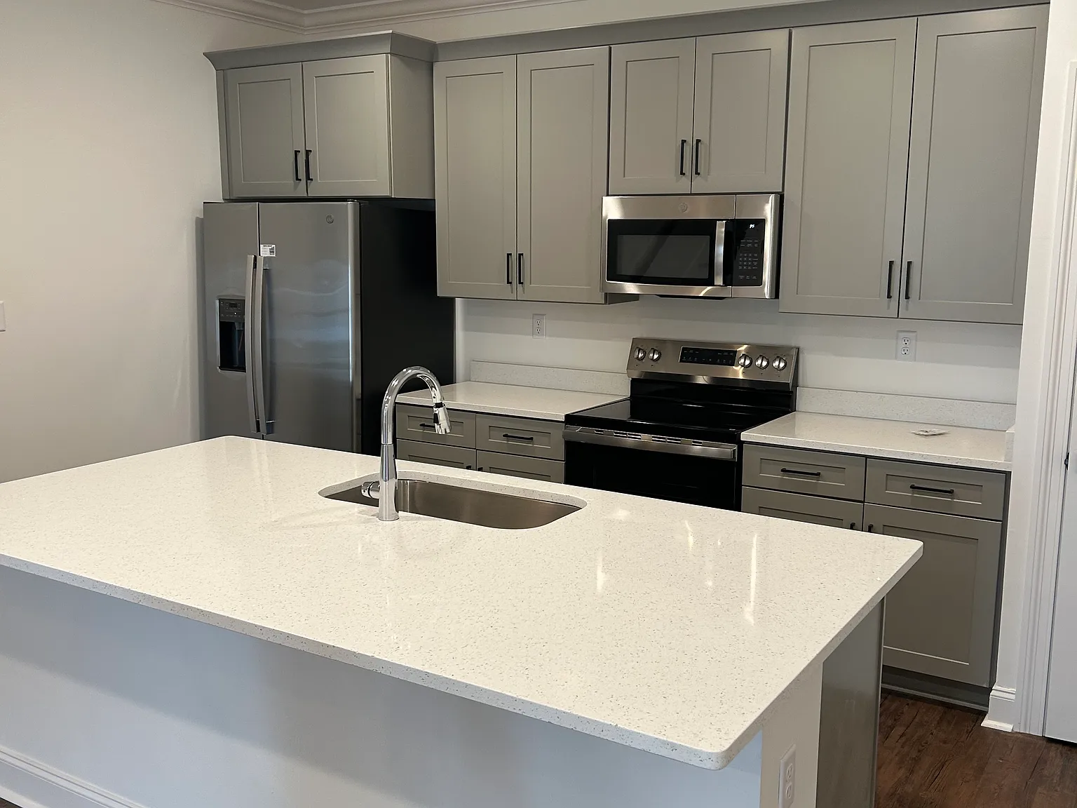 4 bed, 4.5 bath, 2106 sqft, $4,400 — Photo 4