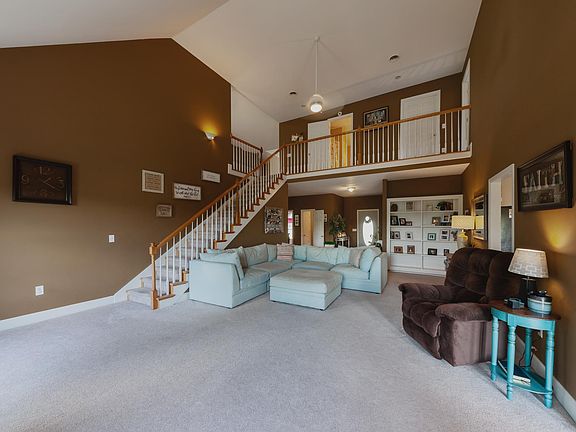 5th image of 108 Oak View Dr W