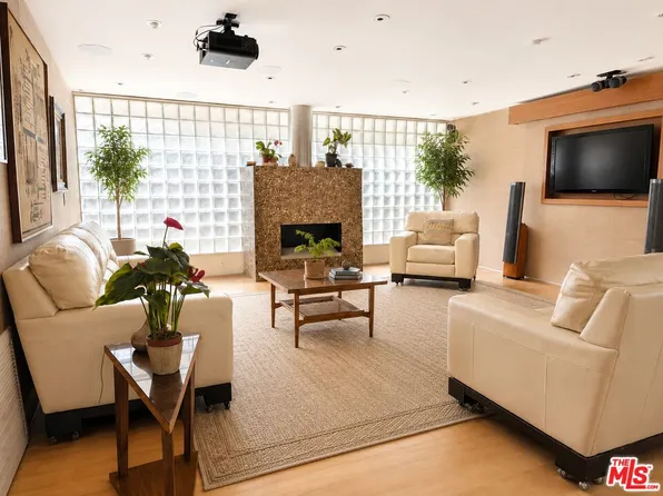 13523 Hartland St, Van Nuys, CA 91405