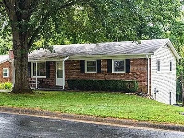 204 Saint Ives Rd photo 1