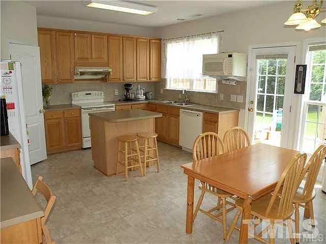 5413 Glorietta Cir — Photo 3
