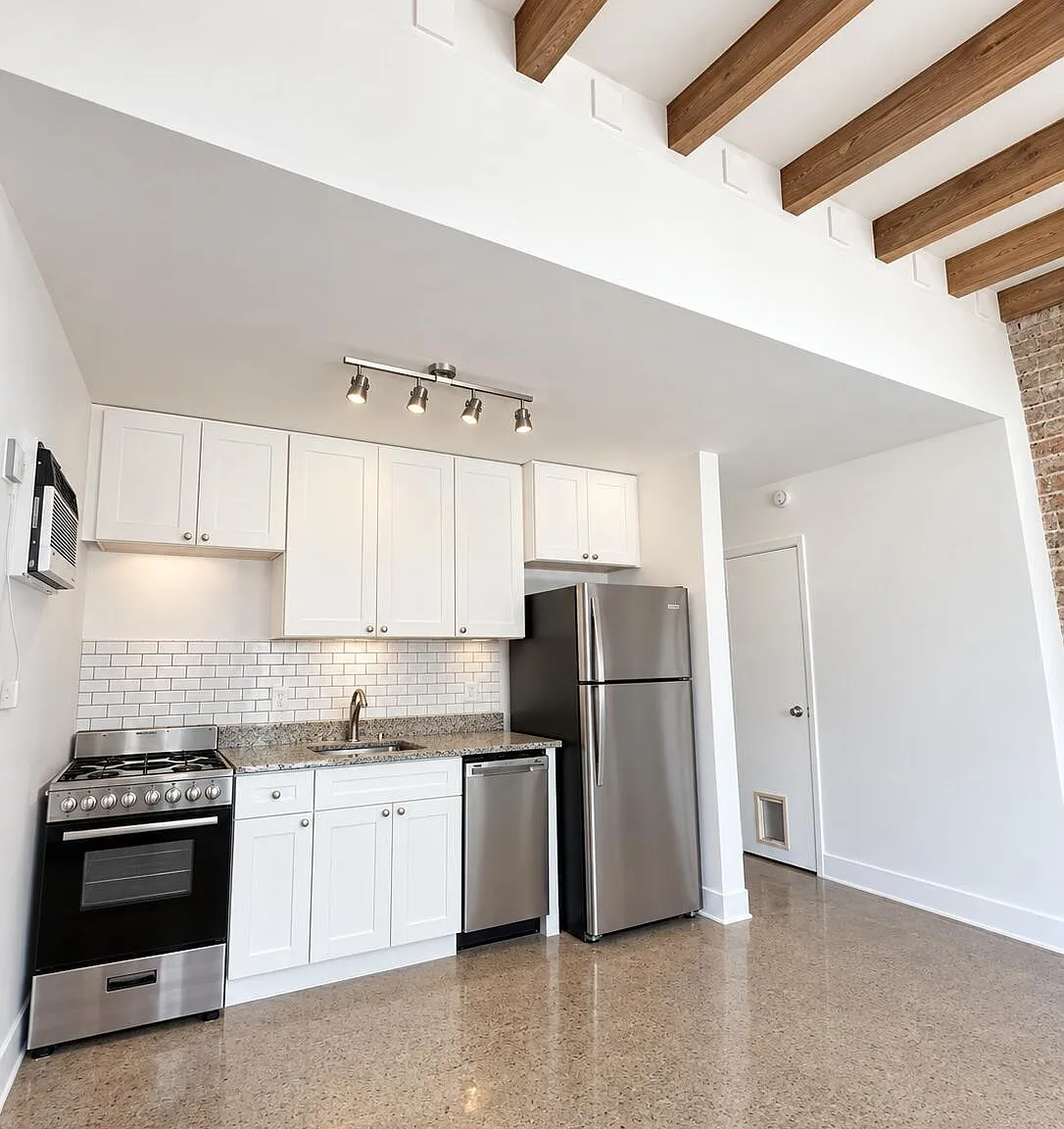2 bed, 1.0 bath, 1615 sqft, $2,300 — Photo 3