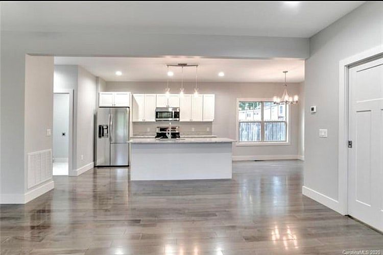 1st image of 129 Aurora Dr #10