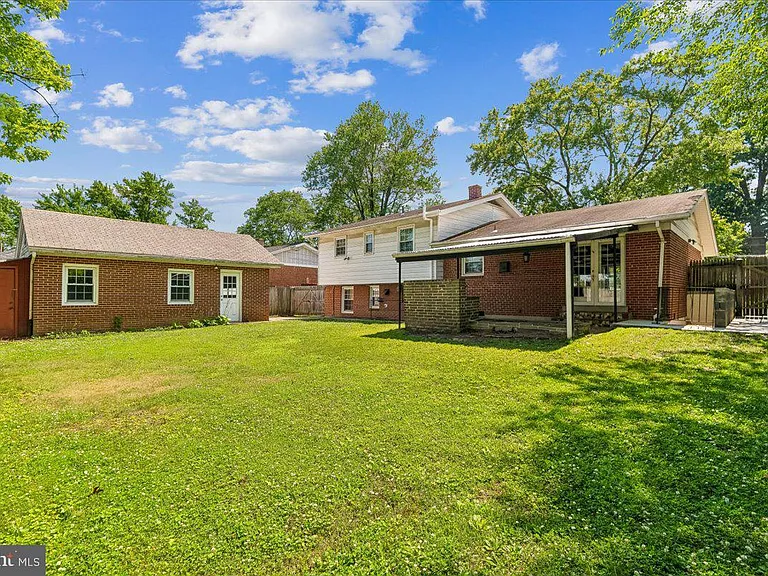 1103 Playford Ln — Photo 25