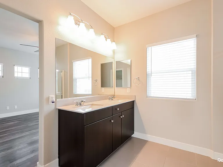 422 Chateau Dr — Photo 5
