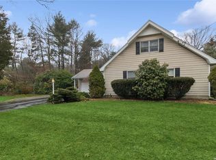 410 Ridgefield Rd, Hauppauge, NY 11788