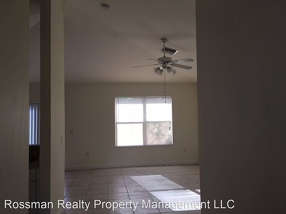 3rd image of 667 Hawthorne Ave S