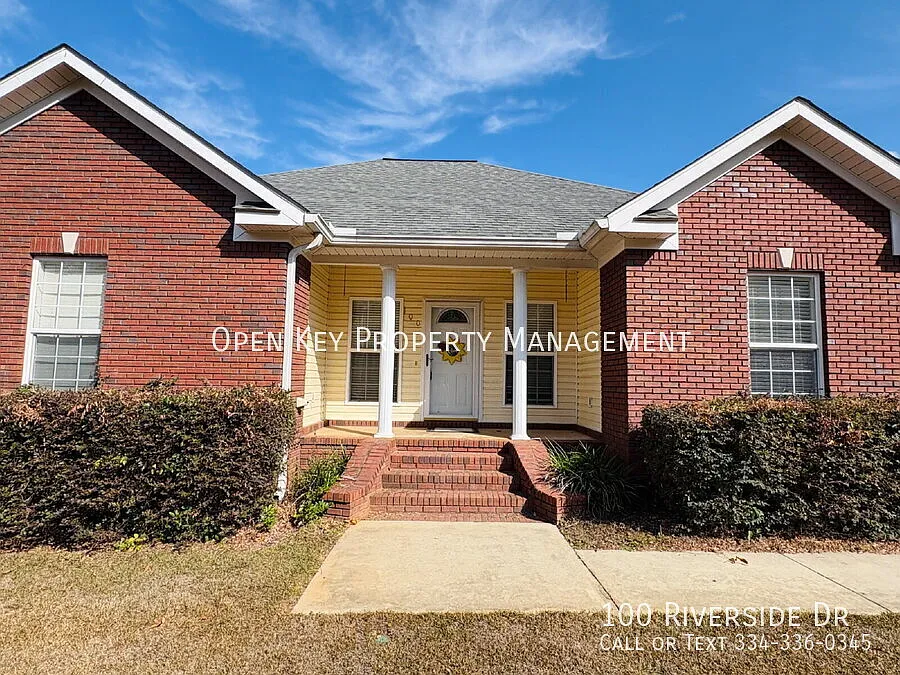 Spacious 3 bedroom, 3 bath home for rent in Dothan, AL - beautiful kitchen with granite counterto... — Photo 3