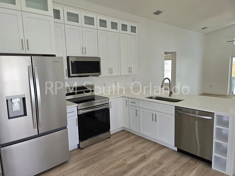1732 Brook Hollow Dr — Photo 3