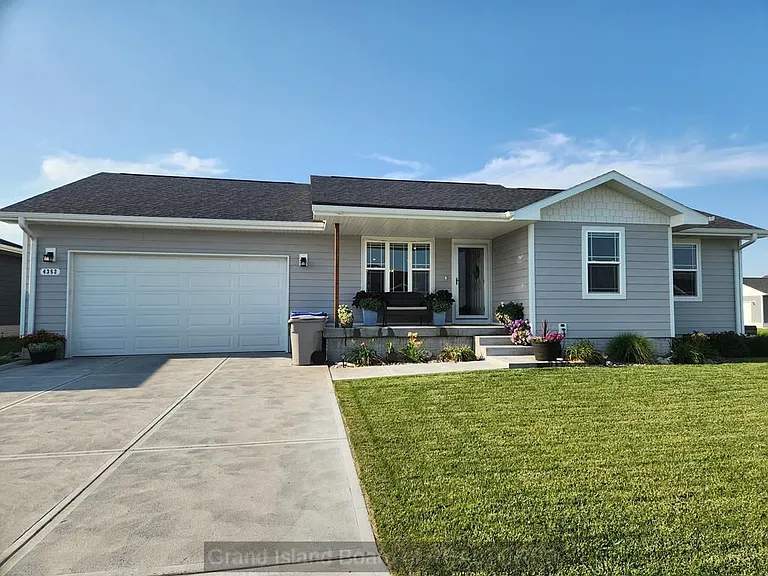 4352 Thomas St — Photo 1