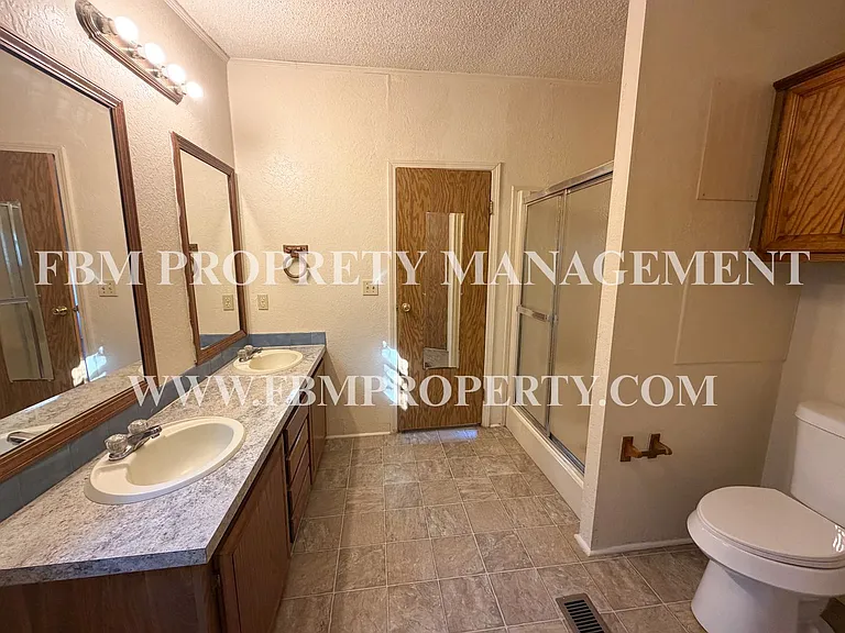 633 Mosley Rd — Photo 23
