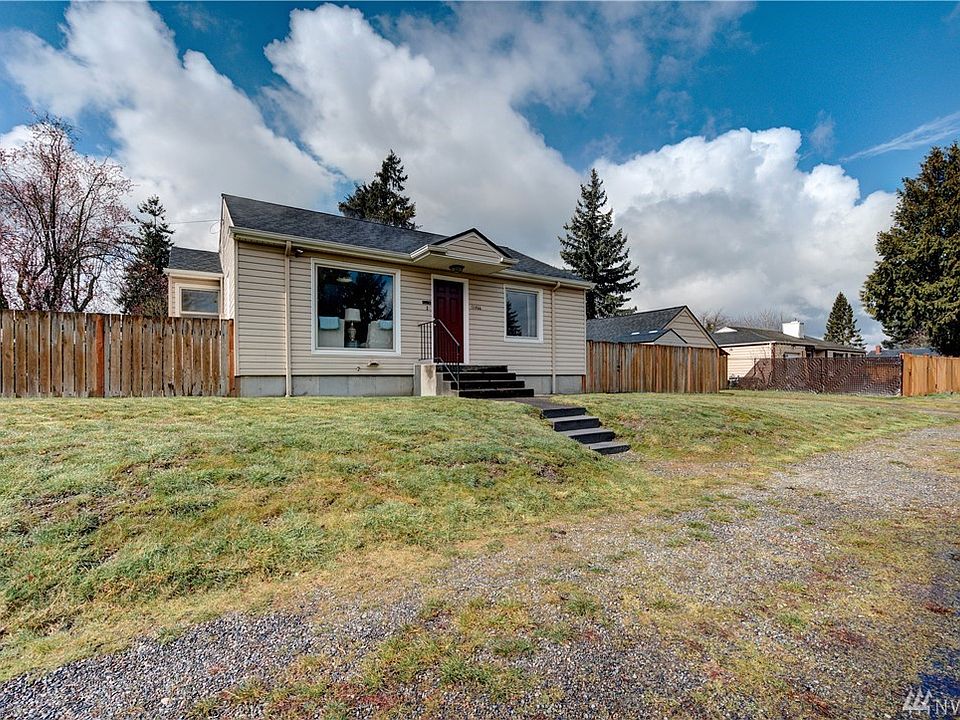 Great HOME ~ Nice/BIG Detached Garage ~ Fabulous Fenced Yard ~ Good Location ~ Impressive Condition... This wonderful home 'live