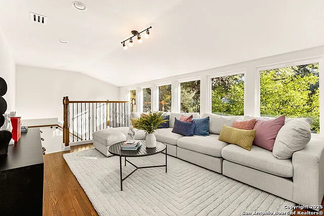 417 E Hildebrand Ave — Photo 20