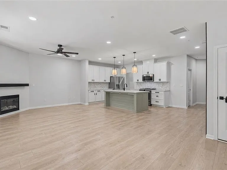 1339 Endicott Ct — Photo 3