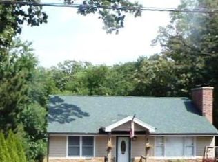 210 Indian Trl, Lake In The Hills, IL 60156