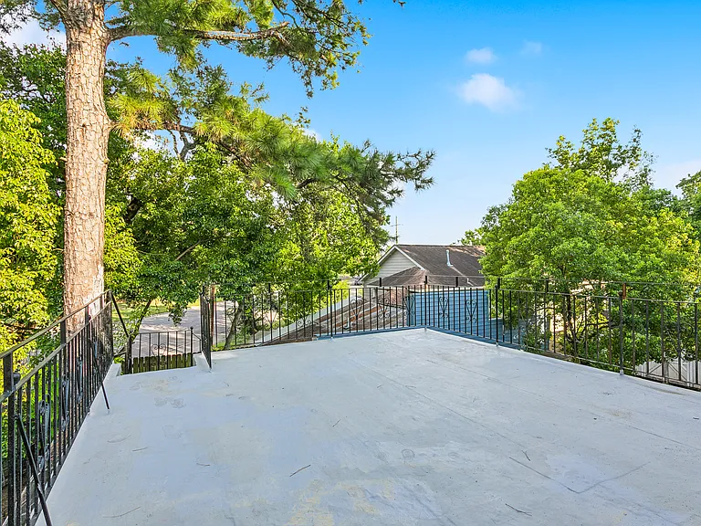 2211 Broadway St — Photo 16