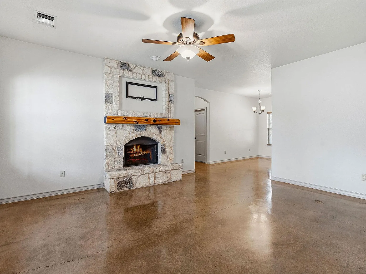 3 bed, 2.0 bath, 1145 sqft, $2,200 — Photo 3
