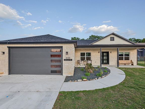 3rd image of 909 Belaire Drive