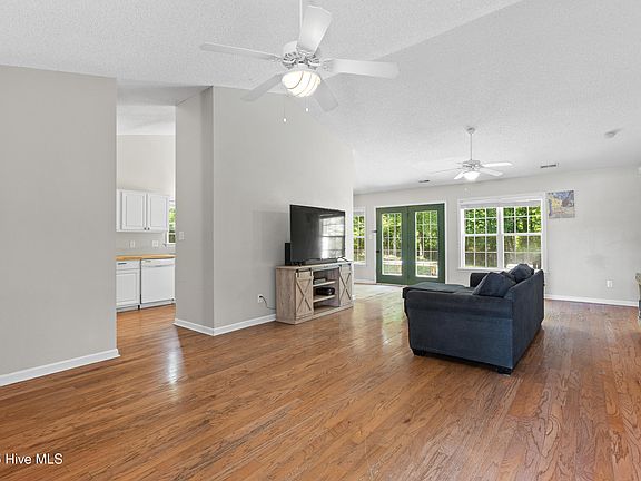 5th image of 402 Pebble Lane