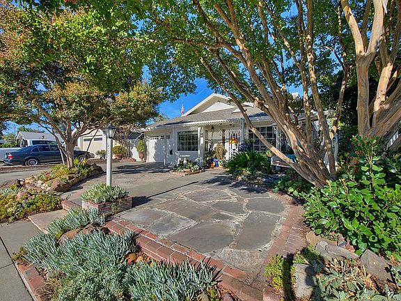5th image of 383 Camelia Way