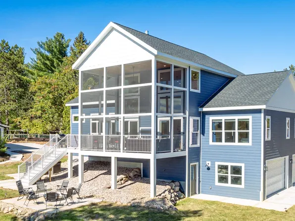 W5565 Springwater Dr, Wild Rose, WI 54984
