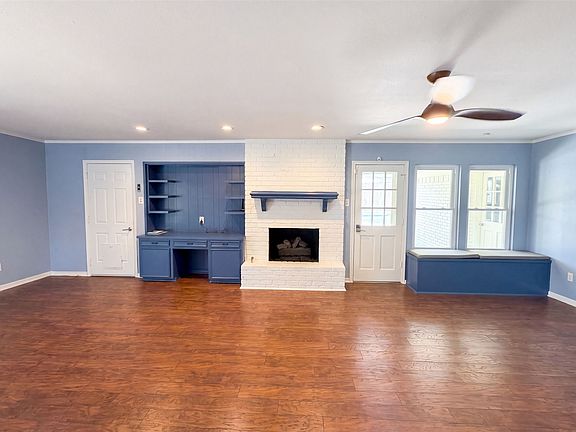3rd image of 1115 N Waterview Dr