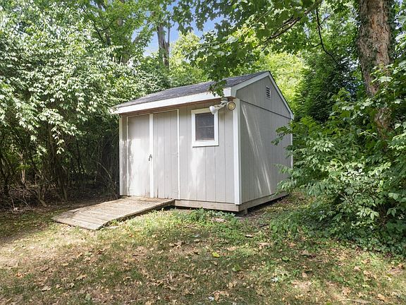4th image of 823 Foxknoll Ct