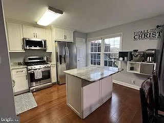 3 bed, 2.5 bath, 1600 sqft, $2,600 — Photo 2